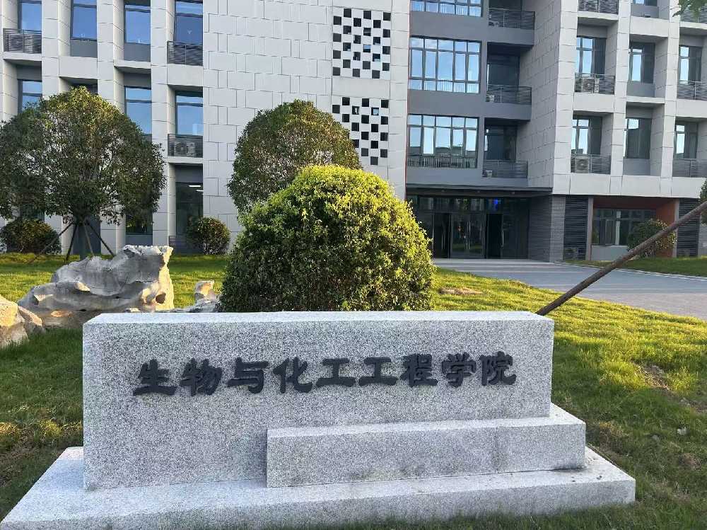 红谷滩区扬州职业大学体育场高杆灯项目